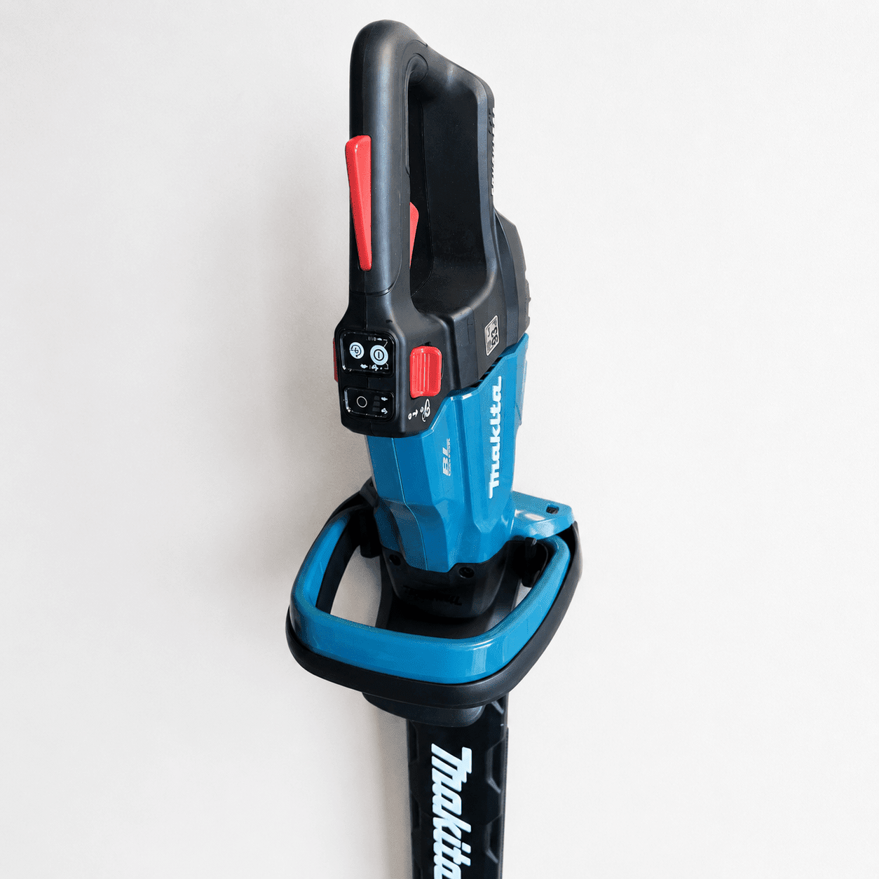Makita hækkeklipper monteret på væg med 3D-printet holder – sort