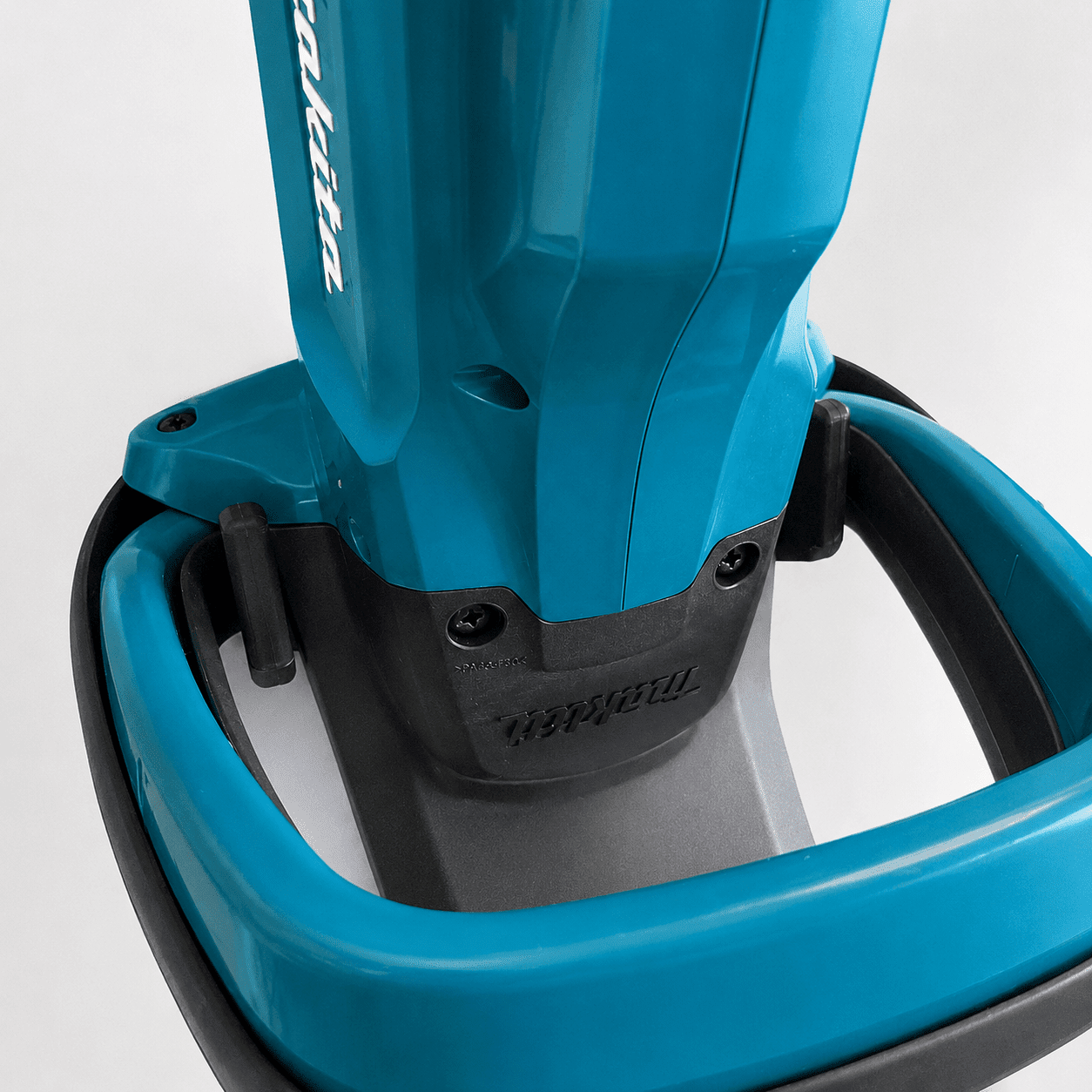 Nærbillede af 3D-printet holder til Makita hækkeklipper – præcis pasform