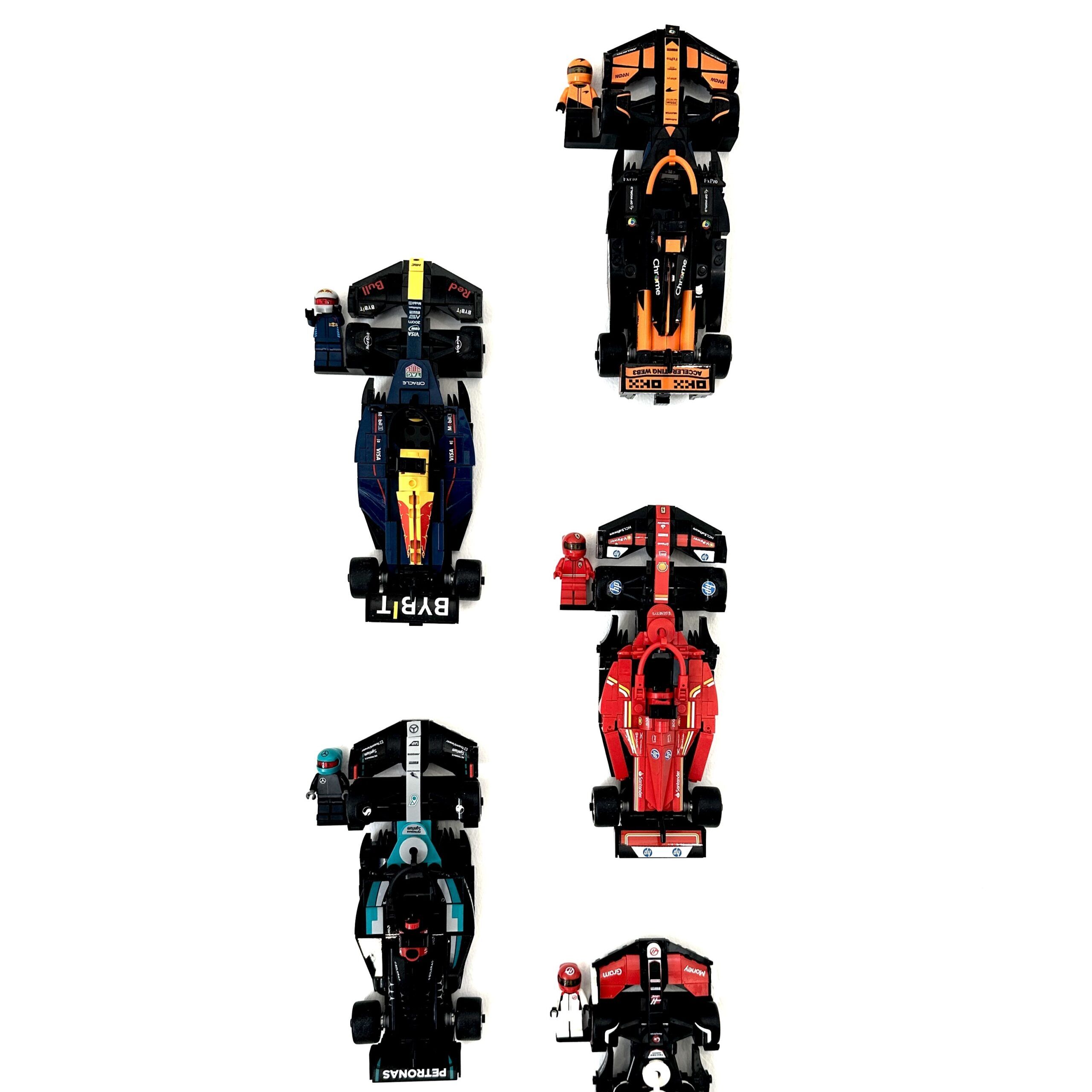 Ophæng til F1 Speed Champions med figur – LEGO racerbiler i miniature monteret lodret på væg med kørere ved siden af.